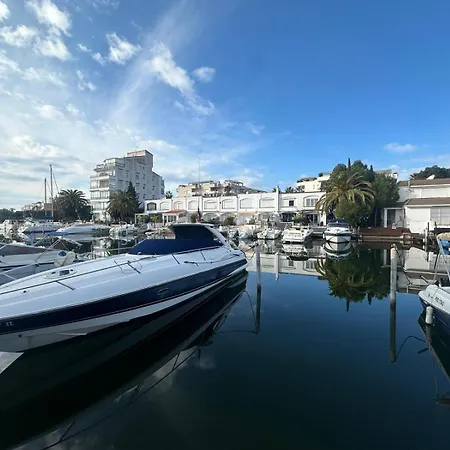 Casa Con Amarre بيت للعطل